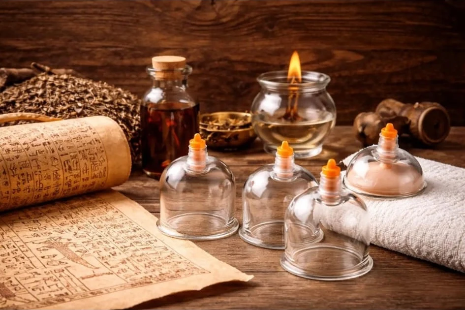 Schröpfgläser, Kräuter und Öle – naturheilkundliche Behandlungsmittel
