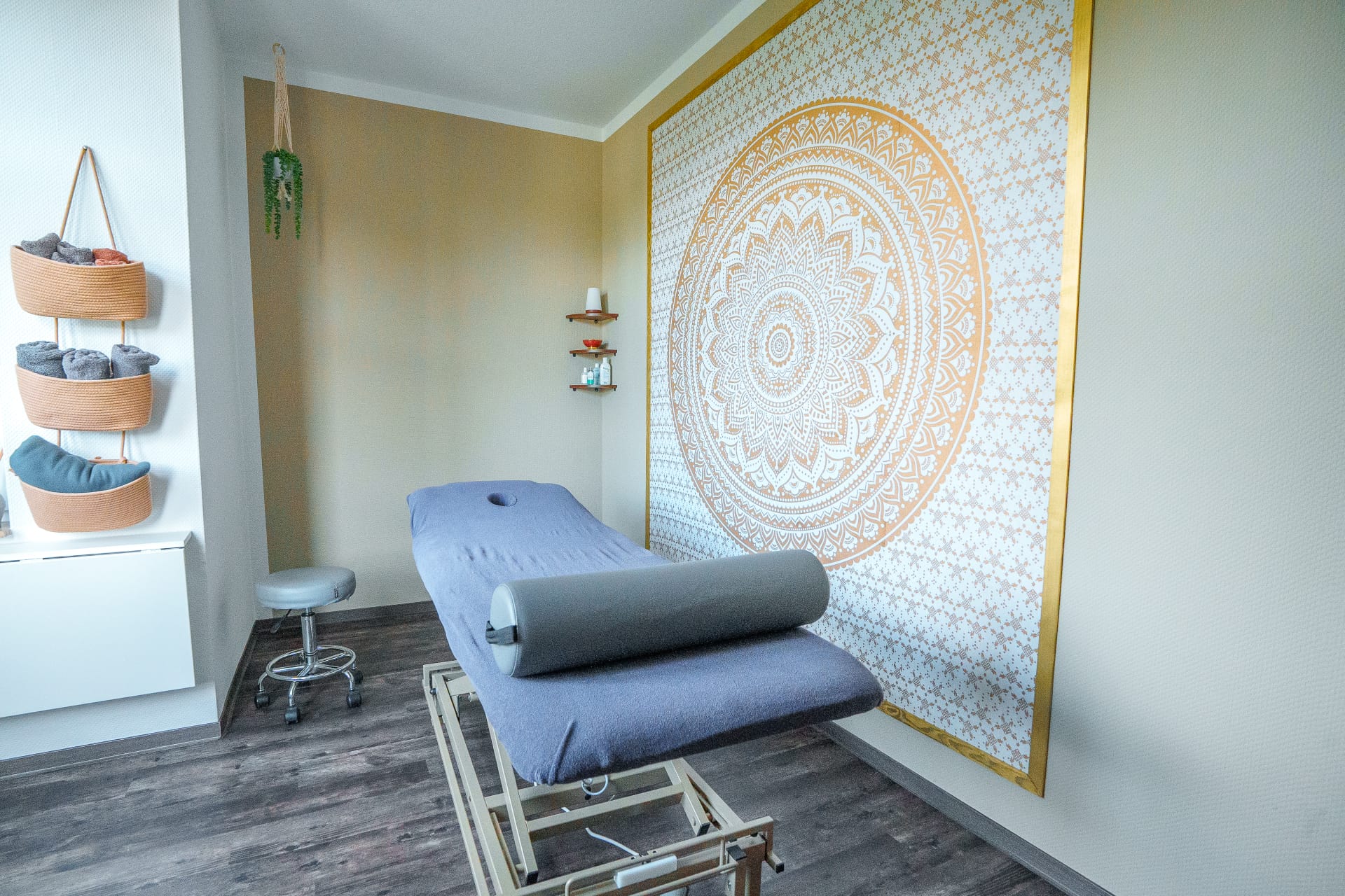 Therapieraum der Praxis mit Mandala-Wandbehang